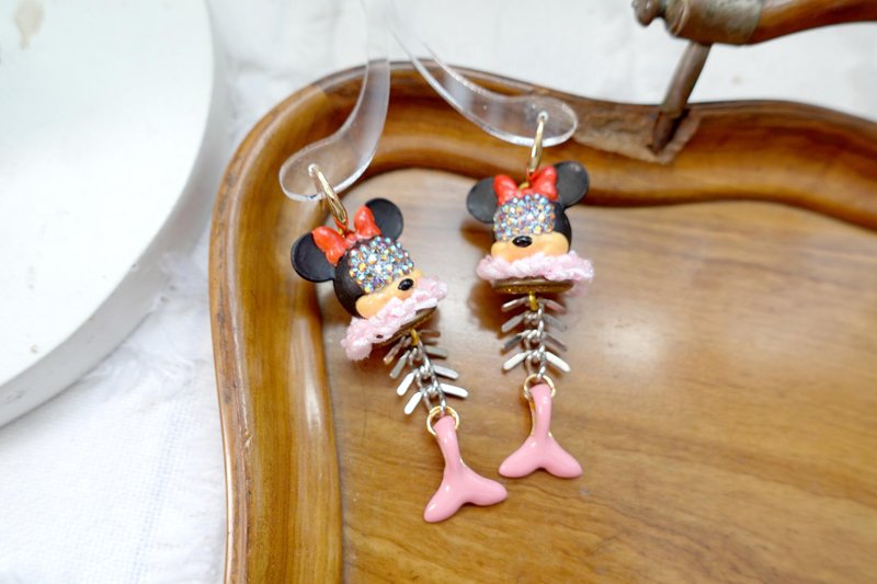 TIMBEE LO 恶搞水晶面具蒙面米妮黑色鱼骨鱼尾身体 贵族领子耳环 - 耳环/耳夹 - 其他材质 黑色