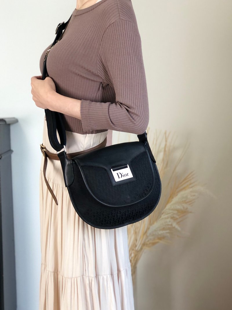 【 VintageShop solo 日本直送中古包专卖店 】 Christian Dior Street Chic 肩背包 黑色 缇花 皮革 圆形 复古 2uh3b5 - 侧背包/斜挎包 - 棉．麻 黑色