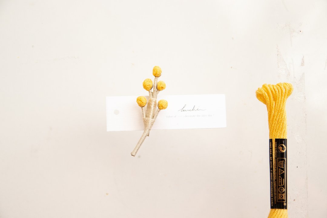 ito tubu brooch (egg yolk) - 胸针 - 绣线 黄色