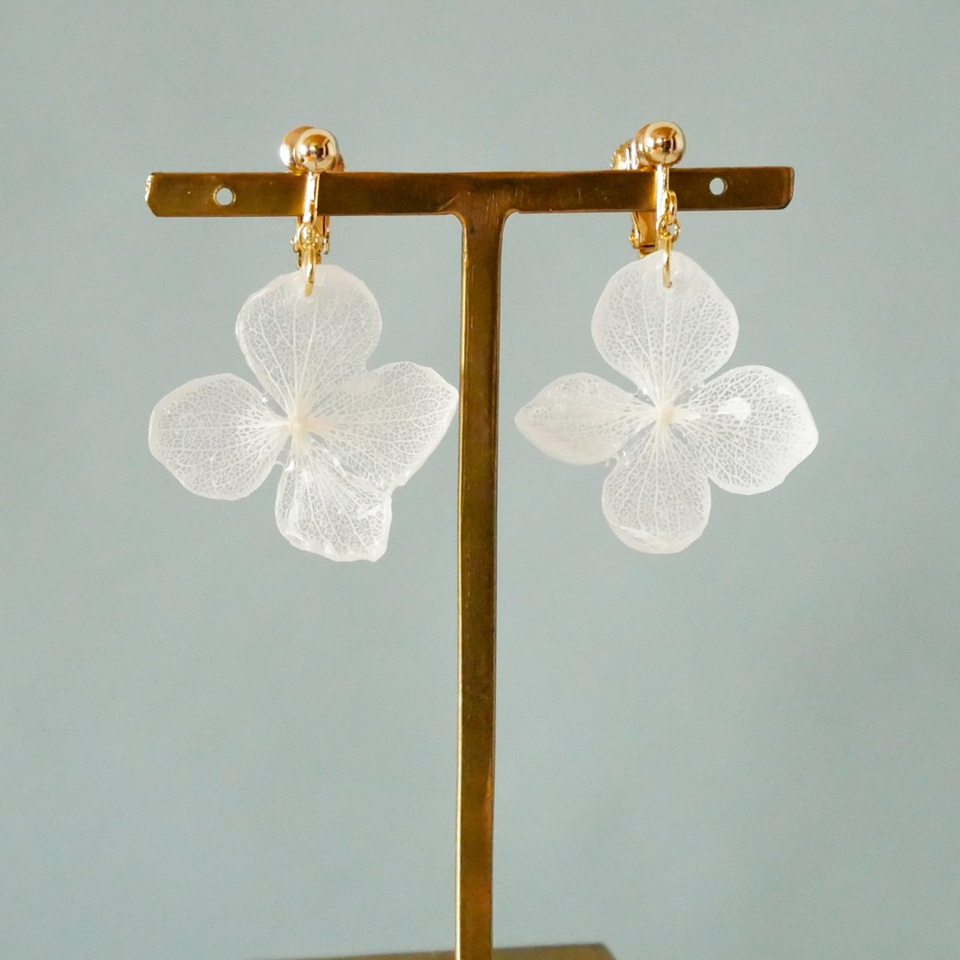 Genuine Hydrangea/White/Dancing Hydrangea Clip-On - 耳环/耳夹 - 树脂 白色