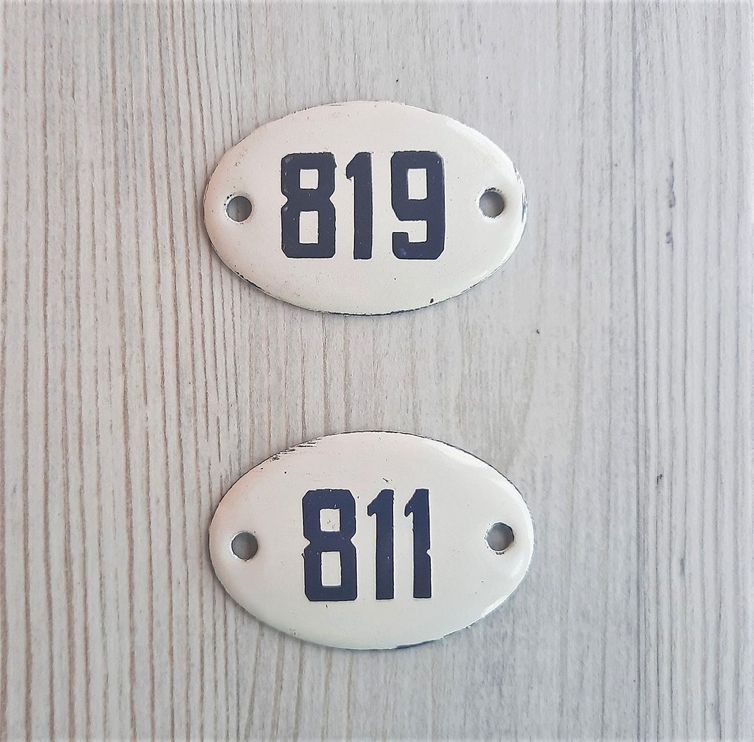 811 819 vintage enamel metal door number sign address white black plaque small - 门帘/门牌 - 其他金属 