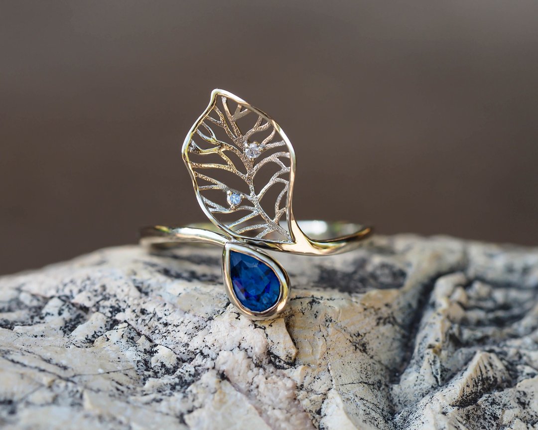 14 kt  gold ring with sapphire and diamonds. Floral design ring. - 戒指 - 贵金属 金色