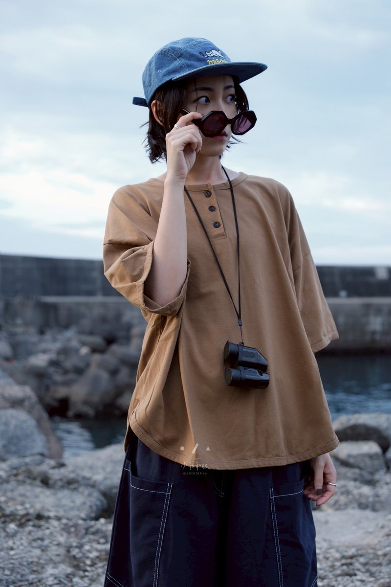 小木偶三扣圆弧小宽TEE - 3色 - 咖色/灰色 - 女装 T 恤 - 棉．麻 咖啡色