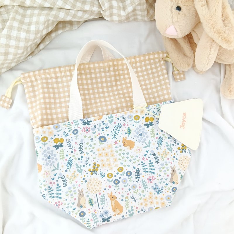 附姓名吊牌。兔兔花园。幼儿园小学适用 可机洗束口便当袋 餐袋 - 手提包/手提袋 - 棉．麻 黄色