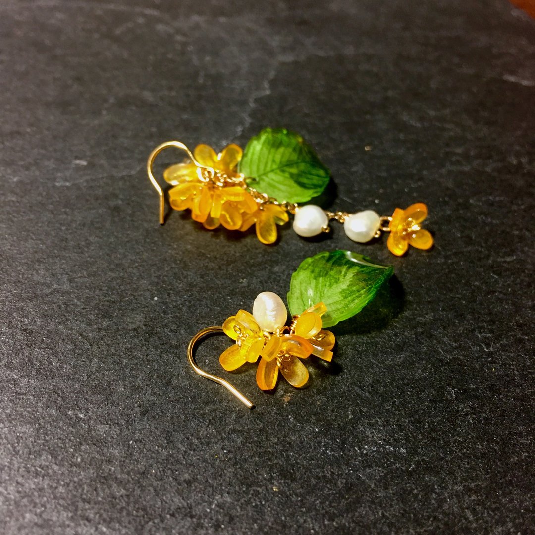 【微缩花房】金木犀。桂花耳环。手造日本树脂花饰。不对称耳环。 - 耳环/耳夹 - 树脂 黄色
