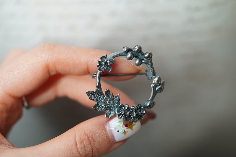 925银迷你花环胸针 (MW B1048) - 胸针 - 纯银 银色