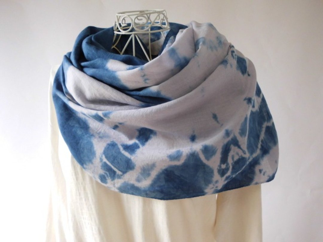 Smooth linen, natural indigo x log wood, fireworks, tie-dye, large-format long stole - 丝巾 - 棉 蓝色