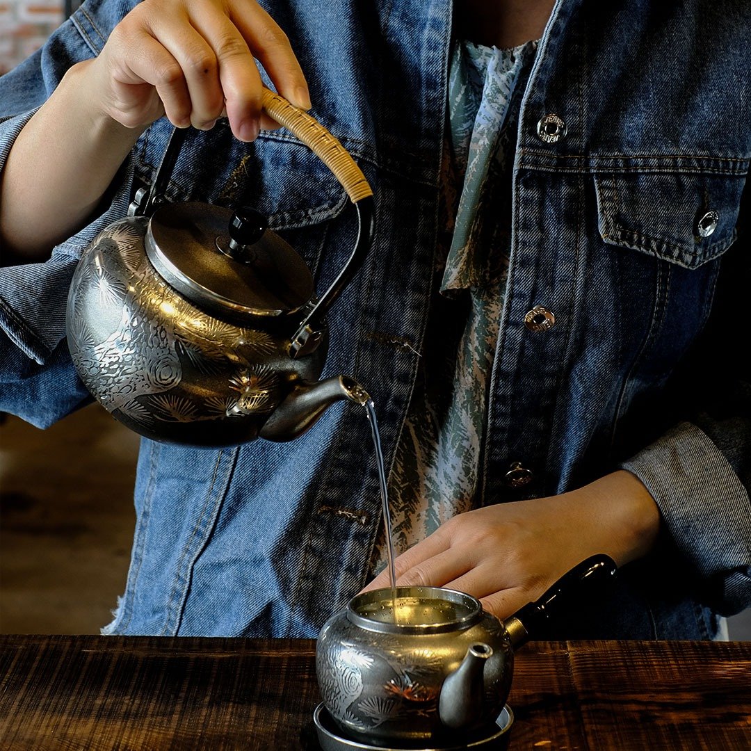 【日本古美术】老松纹本锡款 【侧把壶】 配 干茂号 【锡壶承】 - 茶具/茶杯 - 贵金属 