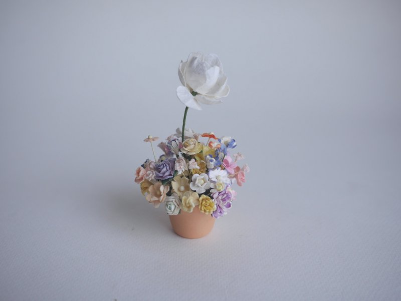 纸花，小型陶瓷盆栽摆饰，内含白色牡丹与柔和色调花卉。 - 摆饰 - 纸 粉红色