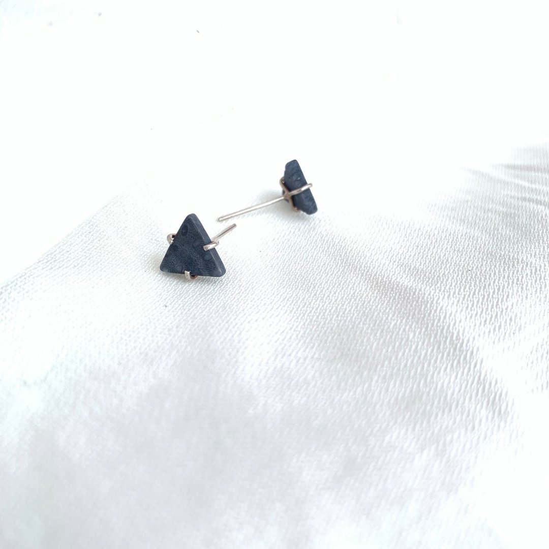 / 蓝海三角洲 / 蓝珊瑚三角线爪耳环 - 耳环/耳夹 - 纯银 蓝色