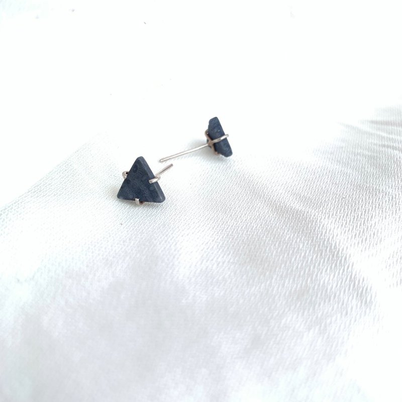 / 蓝海三角洲 / 蓝珊瑚三角线爪耳环 - 耳环/耳夹 - 纯银 蓝色