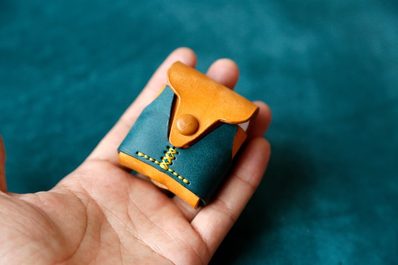 【切线派】穿马甲背心的airpods保护套 复古植鞣革苹果耳机保护套 交换礼物 圣诞礼物 - 耳机收纳 - 真皮 