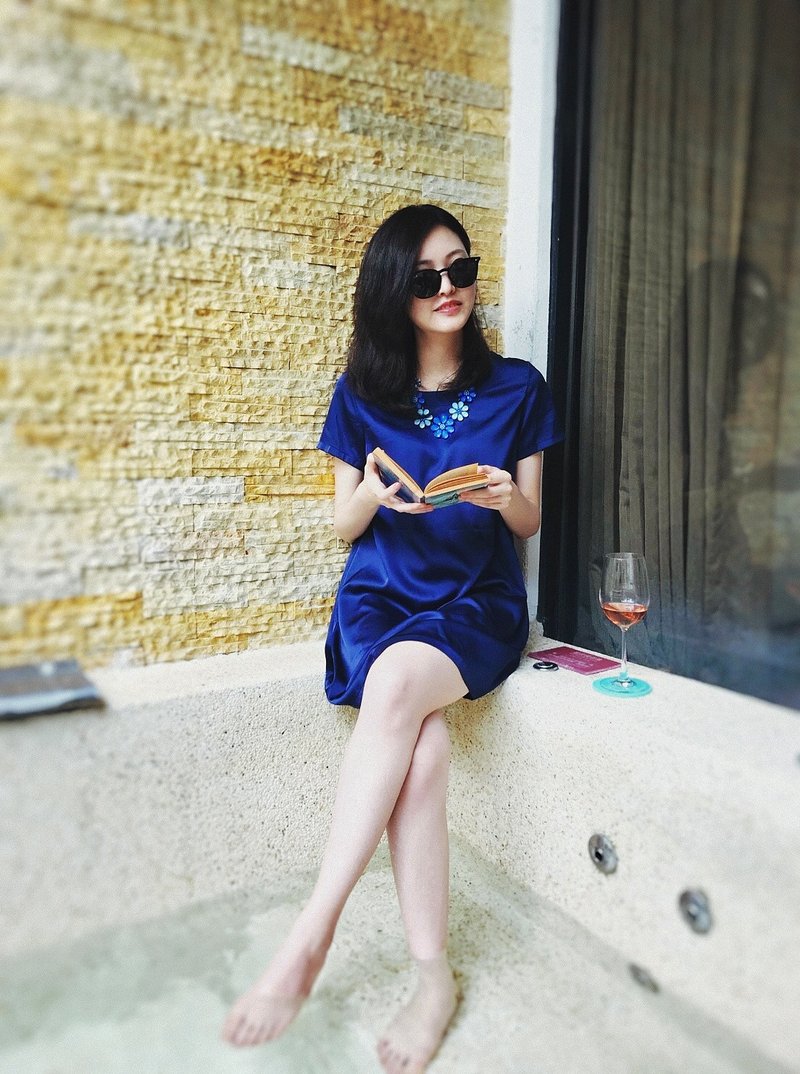 五折换季出清!!【Bella 贝拉】轻柔缎面短袖洋装－静谧蓝 - 洋装/连衣裙 - 其他材质 蓝色