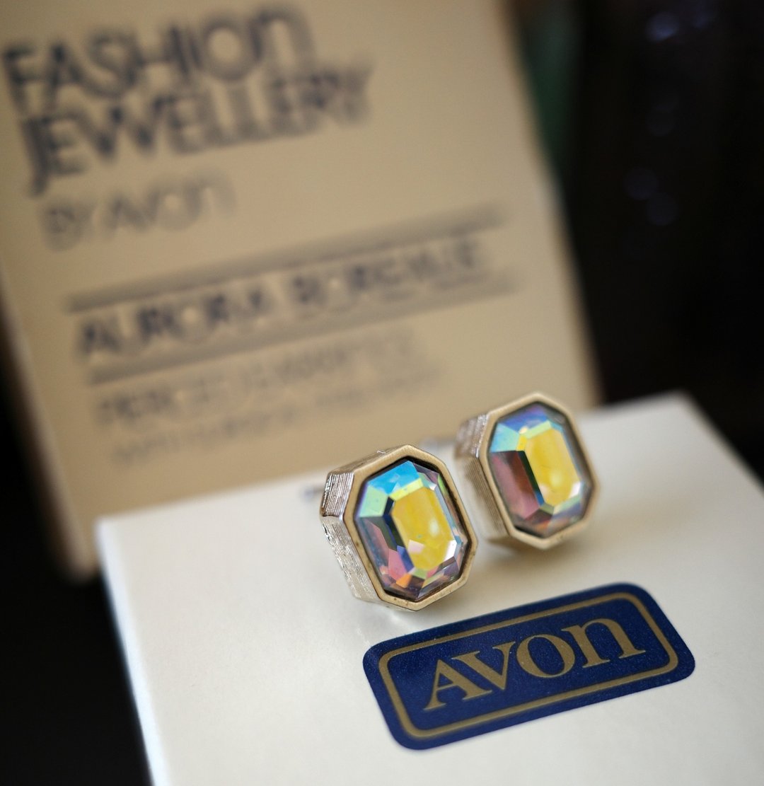 老又好古董珠宝 AVON 北极莱茵石方块针式耳环 贴耳 A217 - 耳环/耳夹 - 其他金属 金色