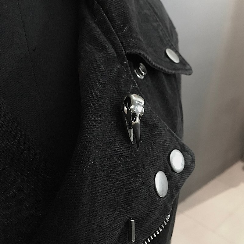 Crow Skull Lape lPin in White Bronze - 胸针 - 其他金属 银色