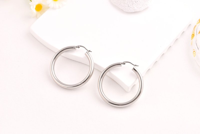 【镂空银环】抛光圆形镂空圈环耳环 | 光影交错 - 典雅浪漫 - 耳环/耳夹 - 不锈钢 银色