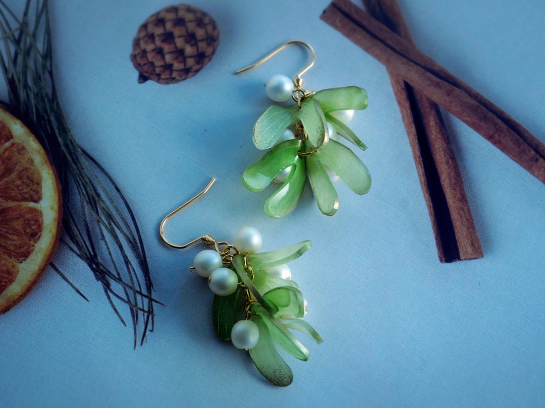 Green  Mistletoe earrings - 耳环/耳夹 - 塑料 绿色