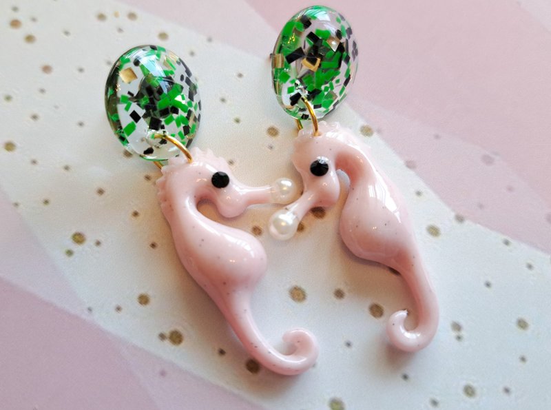 Bubbly seahorse earrings 【バニラピンク】タツノオトシゴピアス・イヤリング - 耳环/耳夹 - 树脂 粉红色