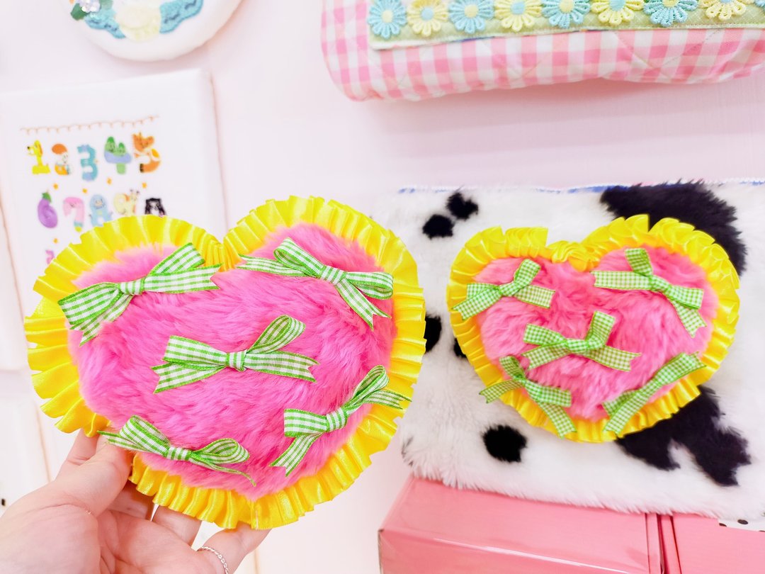 Pompom Heart brooch毛绒爱心别针 - 胸针 - 棉．麻 