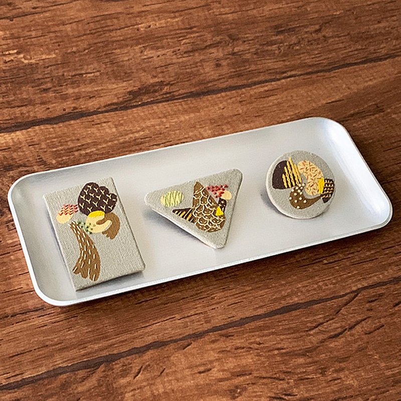 四季-暮秋  手刺绣别针  Hand Embroidery Pin - 胸针 - 棉．麻 卡其色