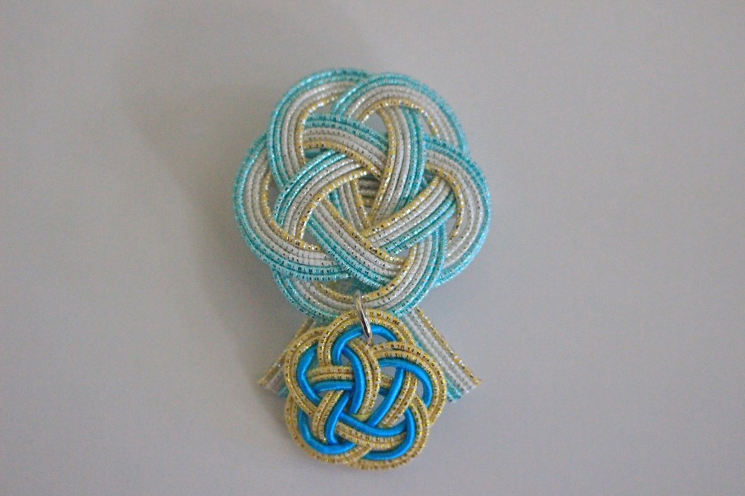 Mizuhiki Knot  brooch Gold and Blue and White Plum knots brooch - 胸针 - 纸 金色