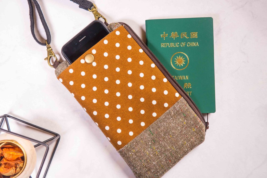 多功能手机包 | 护照包 | 零钱包 | 手机收纳包 【水玉点点款】 - 手机壳/手机套 - 棉．麻 多色
