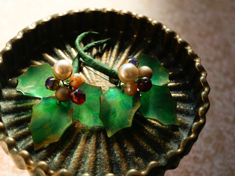 Holly Twig and Beads brooch  【Christmas Gift】 - 胸针 - 塑料 