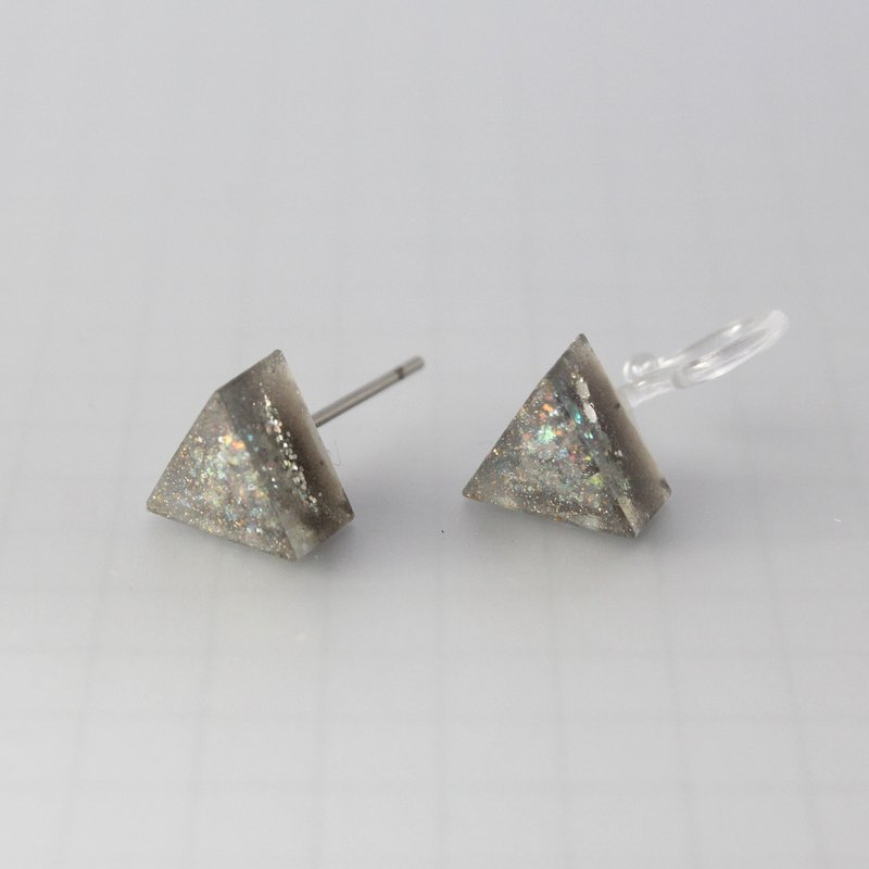 三角小耳环 / 流光银辉 / 单只 - 耳环/耳夹 - 树脂 银色