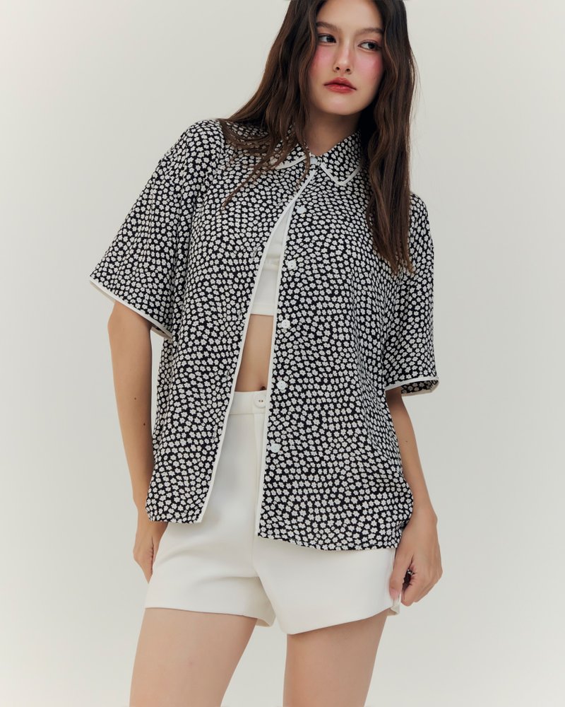 BIRUCHU ALL DAY SHIRTS：Daisy Noir 短袖衬衫，黑白小碎花图案。 - 女装衬衫 - 聚酯纤维 黑色