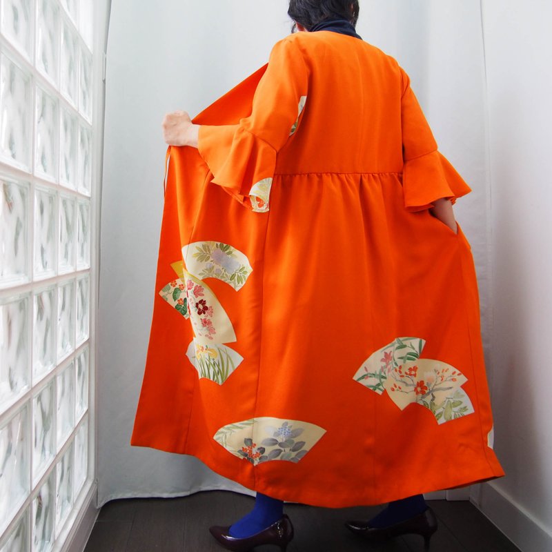 KIMONO Wrap Dress'n Coat - 以和服制成的两穿式洋装外套，独一无二的和服改造单品 - 洋装/连衣裙 - 丝．绢 橘色