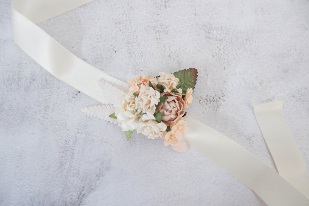 Wedding flower wrist corsage sunflower, earth tone peach, floral bracelet - 胸花/手腕花 - 纸 卡其色