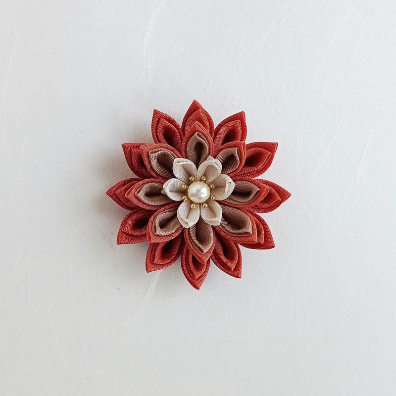 花卉胸针 橙　tsumami-zaiku - 胸针 - 棉．麻 橘色