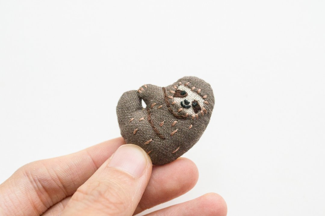 树懒胸针 Sloth mini brooch pin - 胸针 - 棉 咖啡色