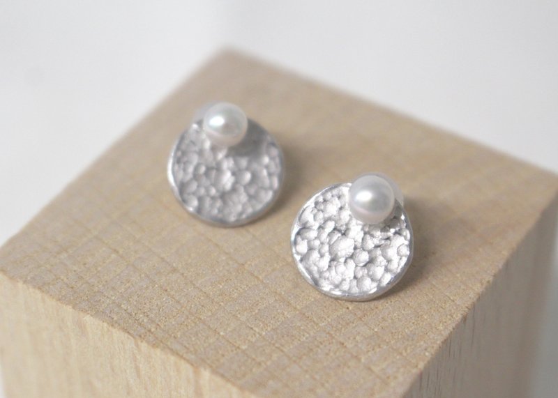 Akoya Pearl Round Petit Pierce Silver Color - 耳环/耳夹 - 宝石 灰色