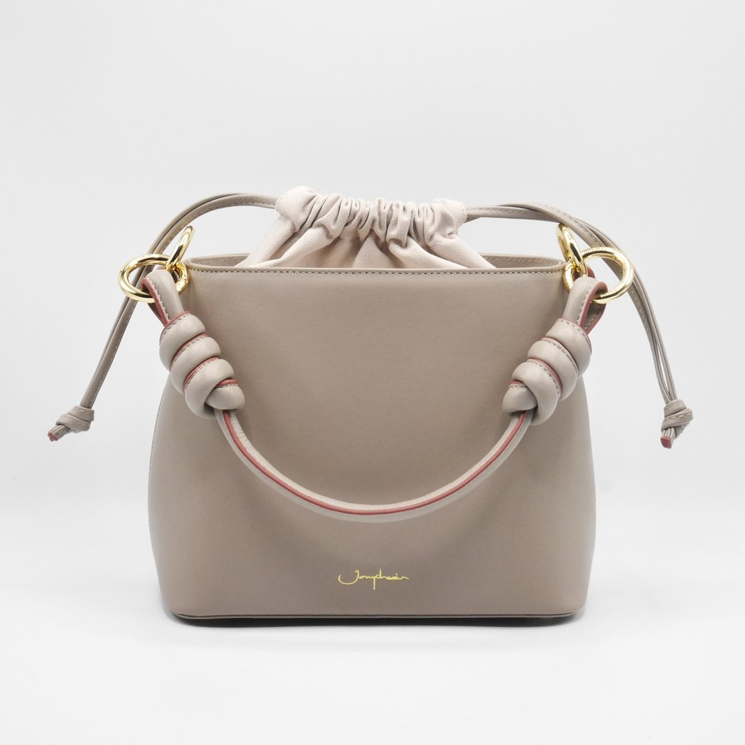 【outlet sale】瑕疵销售 - Fuji Bucket Bag in Taupe - 束口袋双肩包 - 真皮 卡其色