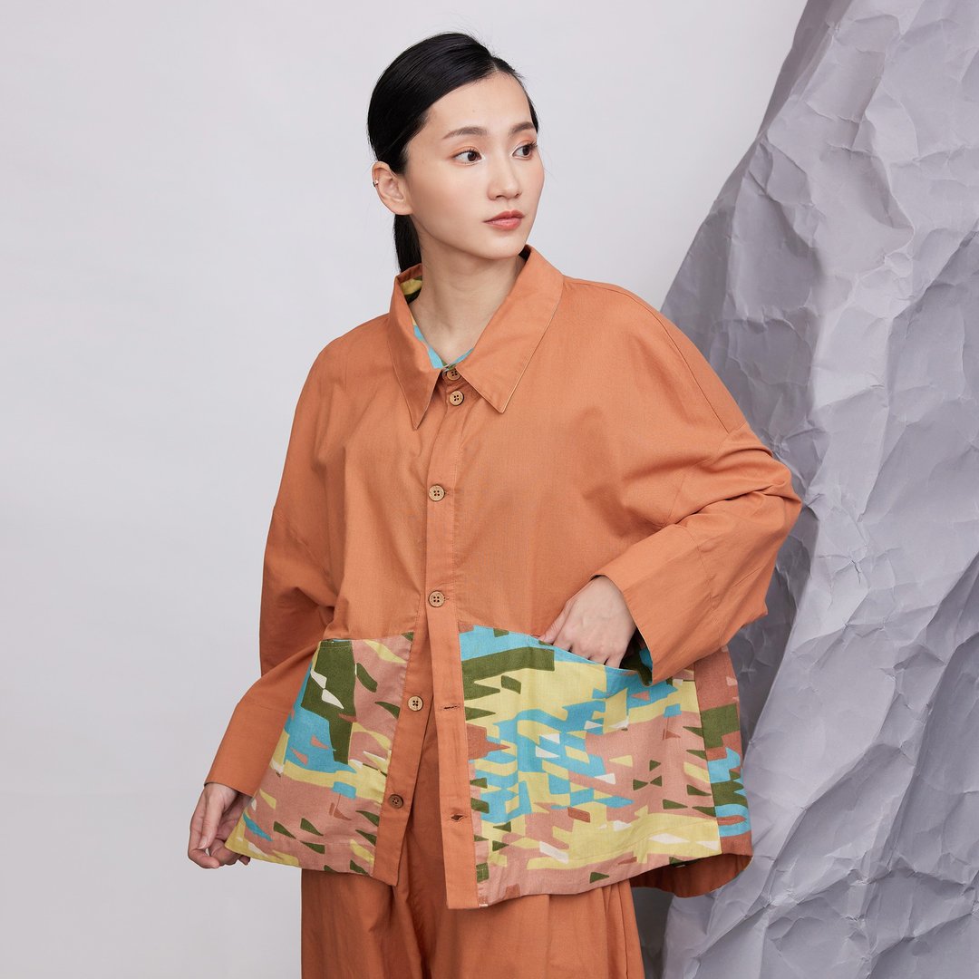 莫比斯圆弧肩线口袋衬衫_暮日粼光 - 女装上衣 - 棉 多色
