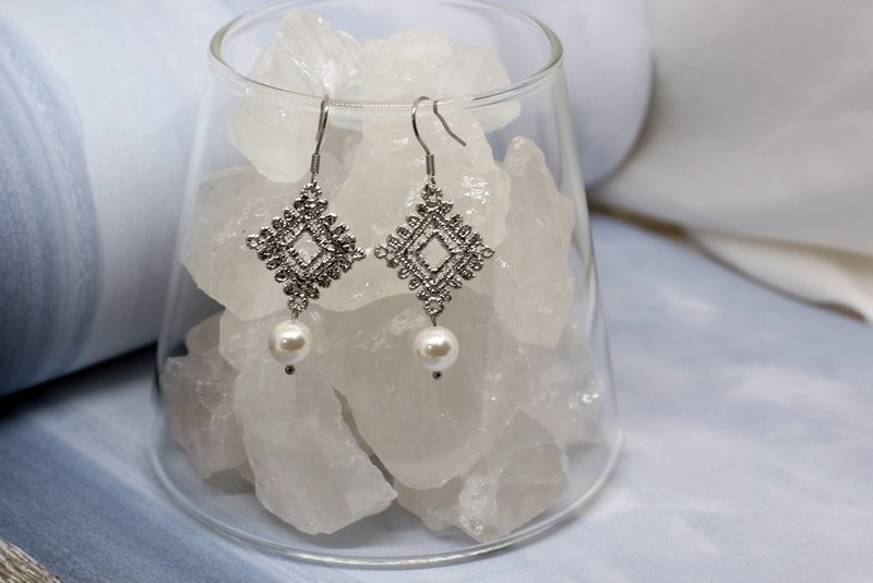 【银色系列。基本款】雾银菱形蕾丝 x 珍珠 耳环 - 耳环/耳夹 - 珍珠 银色