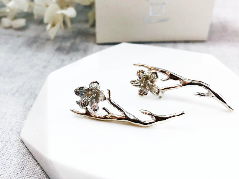 桐花枝耳环 - 耳环/耳夹 - 银 银色