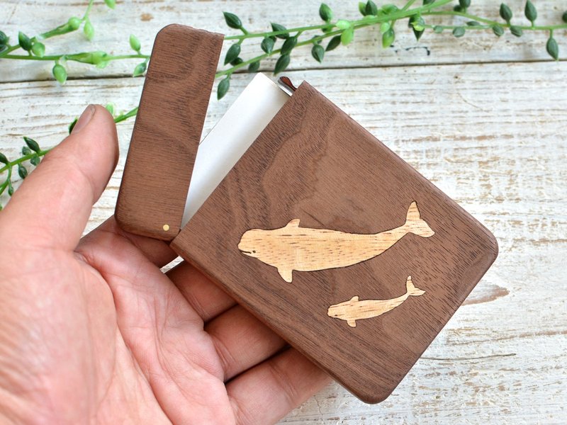 木製名刺入れ【シロイルカ（ベルーガ）】ウォールナット - 名片夹/名片盒 - 木头 咖啡色