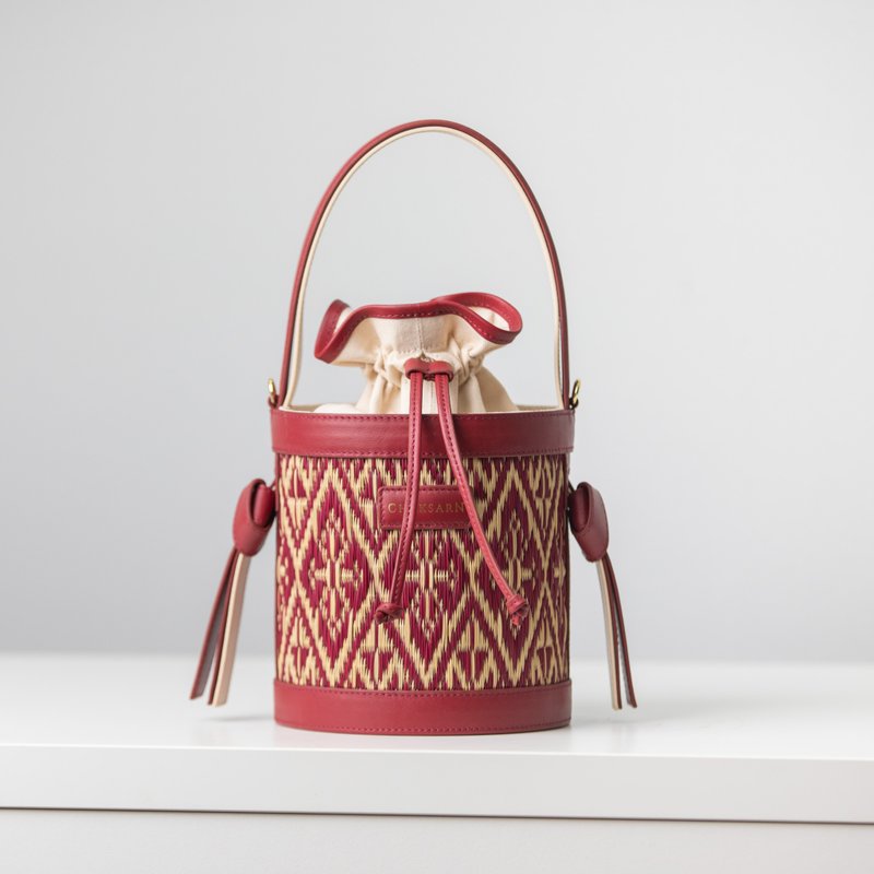 Chaksarn Mini Bucket Bag: Red Natural Straw with Leather - 手提包/手提袋 - 真皮 红色