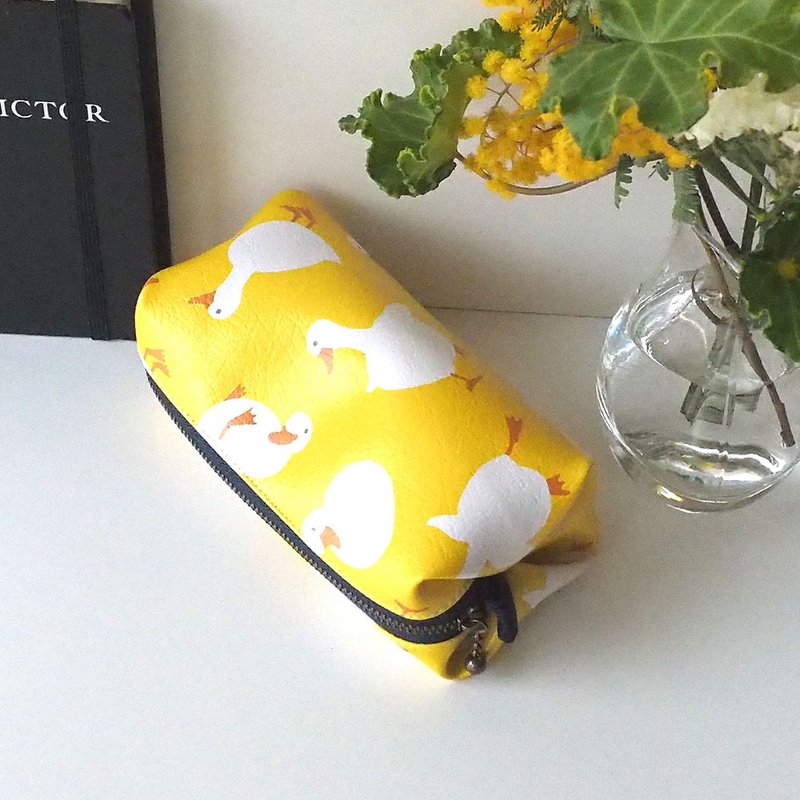 合成皮革收纳包【鸭鸭・黄色】 - 化妆包/杂物包 - 人造皮革 黄色