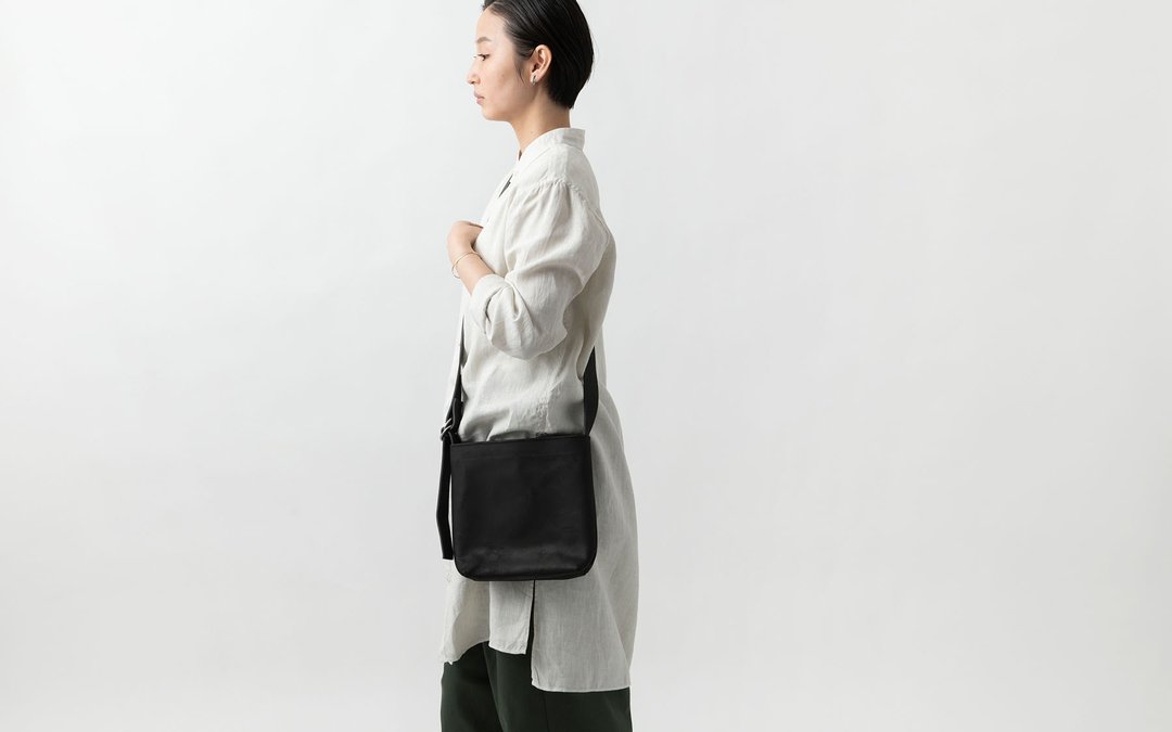 Himeji leather cowhide shoulder bag black S - 侧背包/斜挎包 - 真皮 黑色