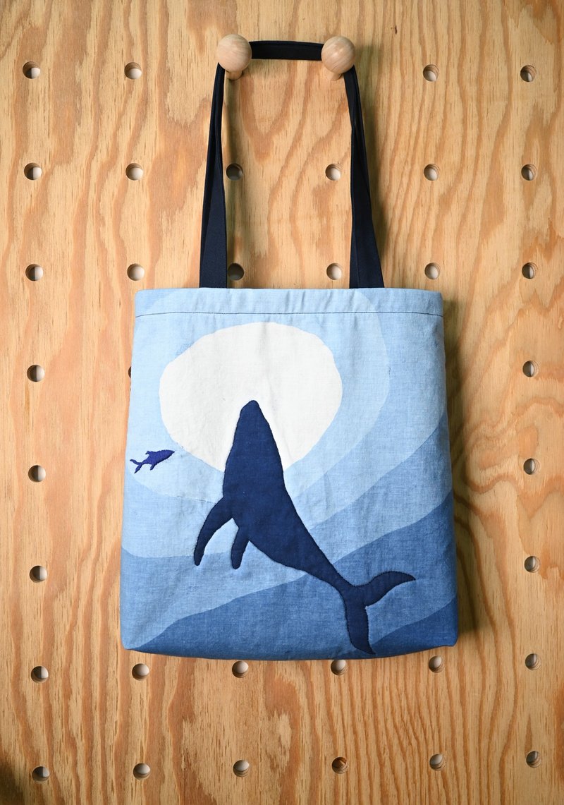 【记忆有限】蓝染托特包/手提袋-鲸鱼太阳 - 手提包/手提袋 - 棉．麻 蓝色