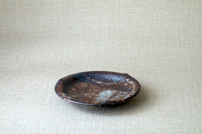 信乐烧 轮花皿 信浓釉c 手作陶瓷小盘 分装盘 - 浅碟/小碟子 - 陶 咖啡色