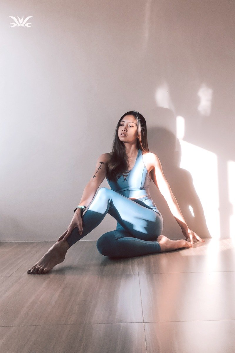 Inhale V领线条缕空长版运动内衣 @breathm-烟波蓝 - 女装运动内衣 - 聚酯纤维 蓝色