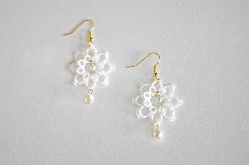 タティングフラワーとコットンパールのピアス・Blanc - 耳环/耳夹 - 棉．麻 白色