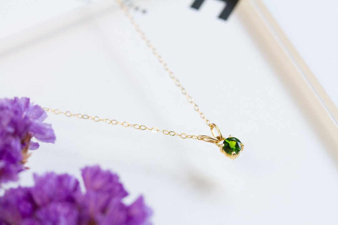Chrome Diopside 刻面切割 单钻项链 14KGF / Chrome Diopside Facet Cut Solitaire Necklace - 项链 - 宝石 绿色