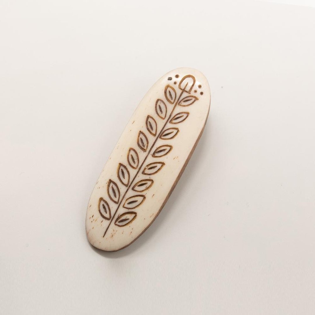 Buffalo Bone Brooch / Circle Leaf White - 胸针 - 环保材料 