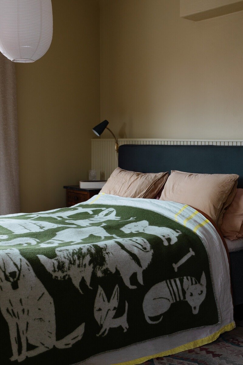 MATTI PIKKUJÄMSÄ合作款羊毛毯 (狗狗集会 橄榄绿/大) - 被子/毛毯 - 羊毛 绿色