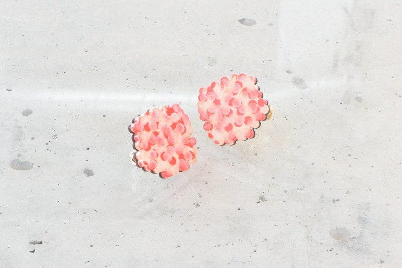 Hydrangea Clip-On/ RED - 耳环/耳夹 - 木头 红色